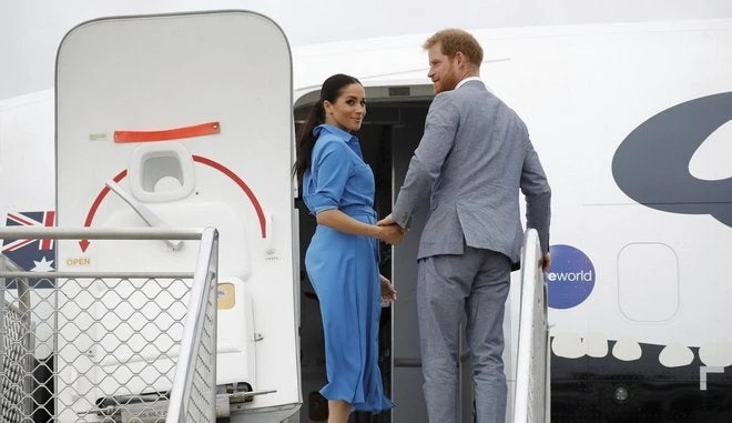 Η στιγμή που το αεροσκάφος του πρίγκιπα Χάρι και της Μέγκαν Μαρκλ αποφεύγει τη συντριβή (βίντεο)